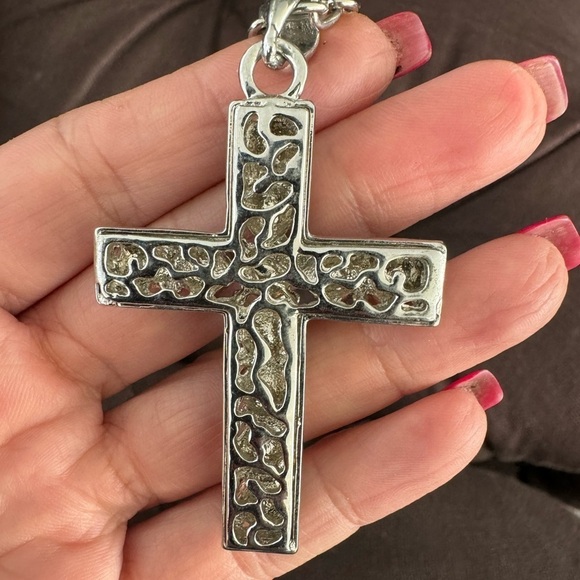 Cross pendant with long chain - Picture 6 of 6